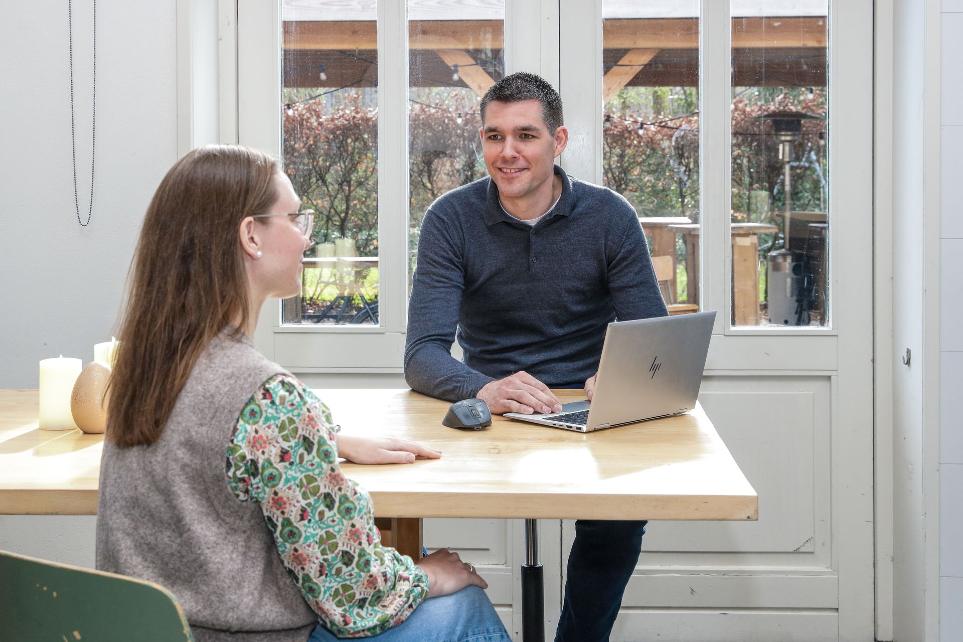 Registeraccountant van Axon richt de digitale administratie in Odoo in zodat de cijfers realtime kloppen